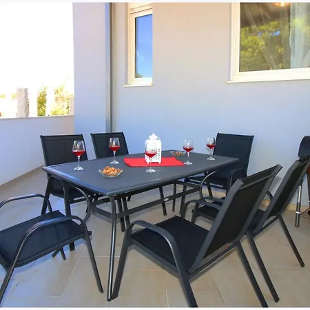 Leo Apartment