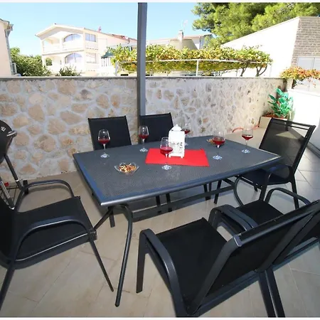 Leo Apartment
