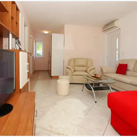 Leo Apartment *